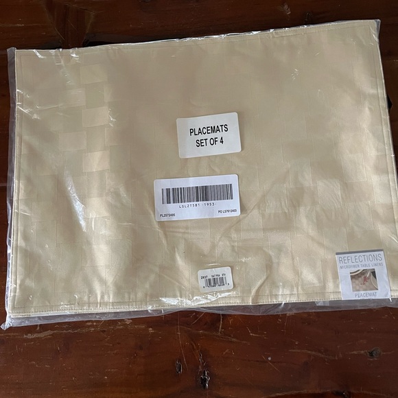 Reflections Ivory Table Linens Set - Picture 2 of 9